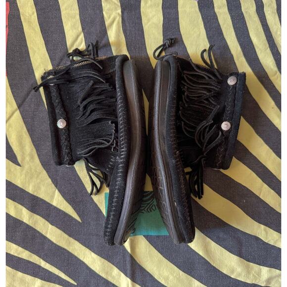 Minnetonka Women's High Top Back Zip Boot, size 7-8 - Picture 4 of 8